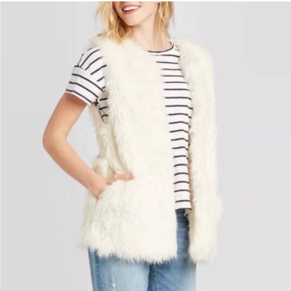 Universal Thread Ivory faux fur vest